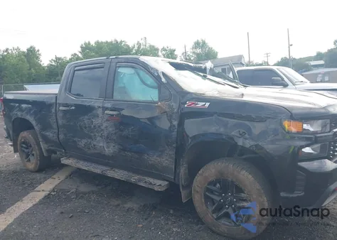 2021 Chevrolet Silverado K1500 Trail Boss Custom z USA, uszkodzony, nr VIN 1GCPYCEH5MZ241478